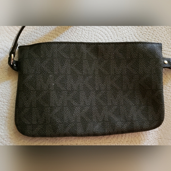 Michael Kors logo fanny pack with pull chain, Medium - Picture 4 of 9